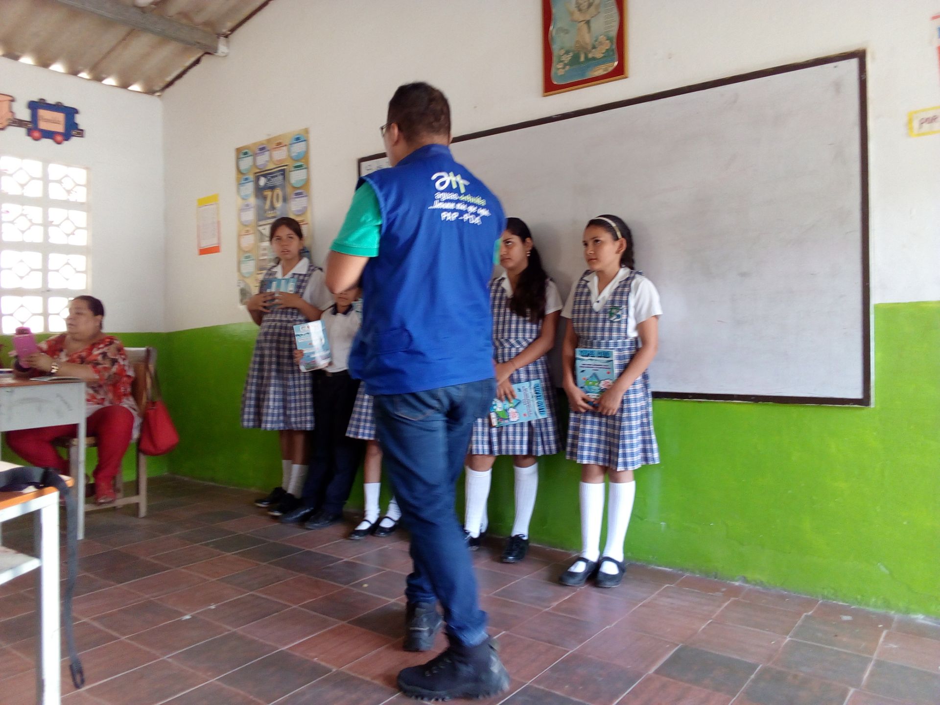 Jornada ambiental con el Club Defensores del Agua del municipio de Colombia