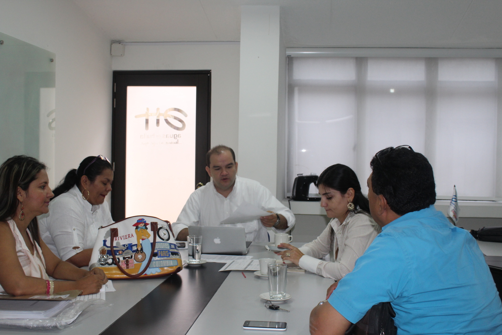 Gerente de Aguas del Huila, de la mano de la alcaldesa de Colombia, trabajan en la ejecucion y terminacion de proyectos